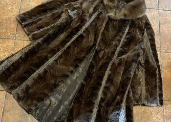 Orzechowe brązowe futro z norek skóra print