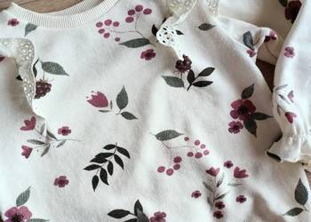 Bluza dziewczęca cienka w kwiatki z falbankami ecru 104