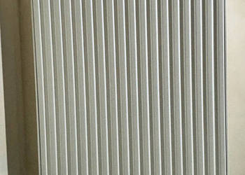 Nowy grzejnik pokojowy biały 90 x 72 cm w mieszkaniu deweloperskim