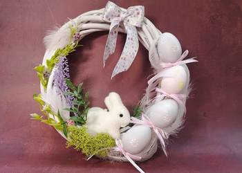 Stroik wielkanocny z białym króliczkiem i jajkami