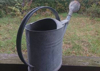 Konewka metalowa ogrodowa.