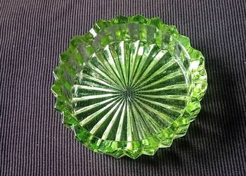 Szklana popielniczka w kolorze zieleni uranowej, około połowy XX w.