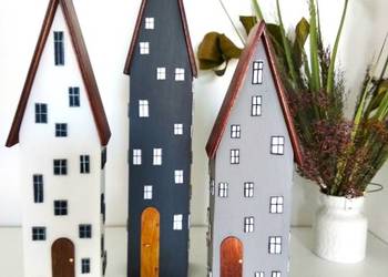 Szare domki z wysokimi dachami – minimalistyczna zabudowa dekoracyjna.