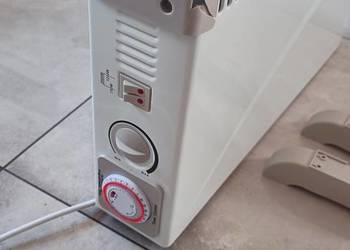 Grzejnik elektryczny konwektorowy. Trzy zakresy mocy z programatorem 24 h.