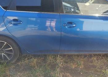 Drzwi zewnętrzne prawy przód i tył próg słupek środkowy toyota Auris 2