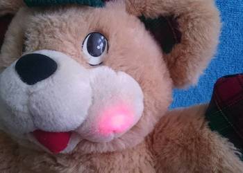 Misiek pluszowy świąteczny gra Jingle Balls i świeci 40 cm.