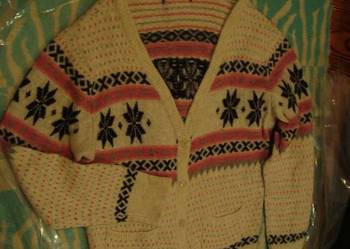 Sweter wełniany rozpinany w kolorowe wzory