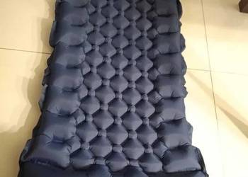 Nadmuchiwany materac do spania, z wbudowaną pompką