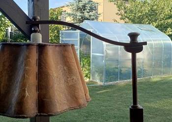Lampa nocna ze stolikiem na kółkach