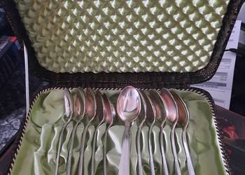 Zestaw posrebrzanych lyzeczek w kuferku