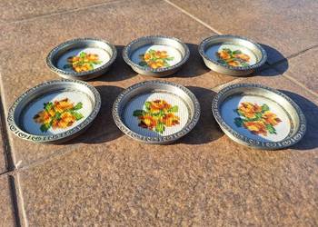 Stare podstawki metalowe z haftowanymi wzorami Vintage 6 szt Unikat Stare podstawki metalowe z haftowanymi wzorami Vintage 6 szt Unikat