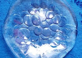 Talerzyk Kosta Boda, model Grape ( winogrona). Projekt Ann Warff.