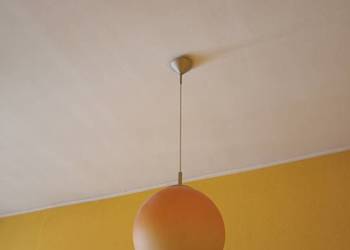 Lampa wisząca Celeste w odcieniach ciepłego  pomarańczu.