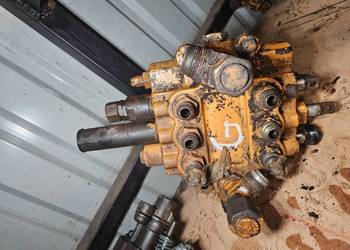 3-sekcyjny rozdzielacz hydrauliczny Parker Case 580D i 580G