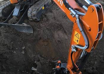 Usługi minikoparką. Głowica uchylna dla wszystkich łyżek.