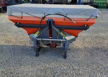 Dwutalerzowy rozsiewacz do nawozu Plandeka w zestawie Hydrauliczny