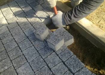 Ułożenie kostki na cmentarzu, opaska na grób, wokół grobu, grabiszyn