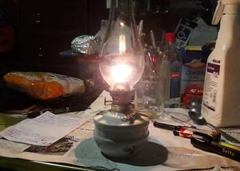 Zabytkowa lampa naftowa z LAT 60-70