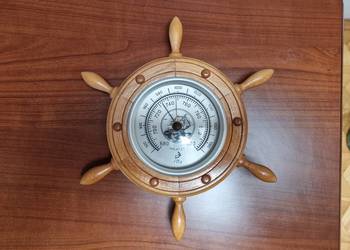 Stary barometr koło sterowe