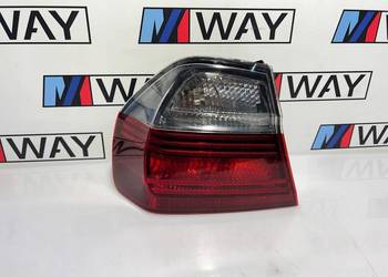 BMW E90 LAMPA TYŁ LEWA W BŁOTNIK TYLNA BLACK LINE ORYGINAŁ 0406879
