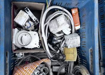 Mix używanego sprzętu elektroinstalacyjnego oraz