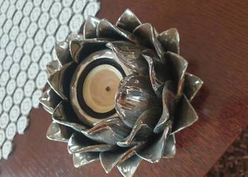 Srebrny połyskiwy świecznik kwiat lustrzany