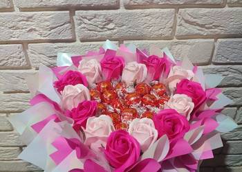 BukiPrezent na Walentynki Bukiet z róż mydlanych i słodyczy Box ze słodyczy
