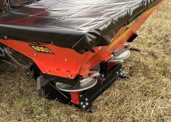 Precyzyjny dwutalerzowy rozsiewacz nawozu