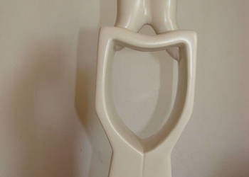 stylizowana ceramiczna figura