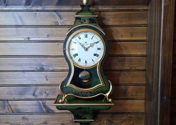 Zegar na ozdobnej półce