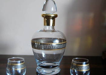 Bardzo ładna, złocona, szklana karafka i dwa kieliszki. Bardzo ładna, złocona, szklana karafka i dwa kieliszki.