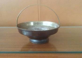 Stara cukiernica metalowa z ruchomym grawerowanym uchwytem.