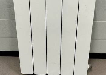 Używany grzejnik aluminiowy biały (45 x 58 cm) rozstaw przyłączy 50 cm