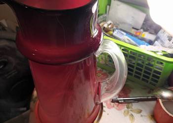 Czerwono mleczny wazon że szkła ołowiowego