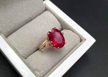 ŚLICZNY ZŁOTY PIERŚCIONEK ZDOBIONY RUBINEM