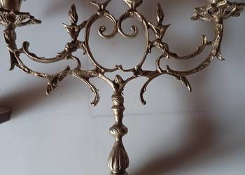 Piękny świecznik mosiężny.