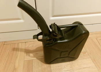 Kanister blaszany  z lejkiem 5 litrów zielony , nowy