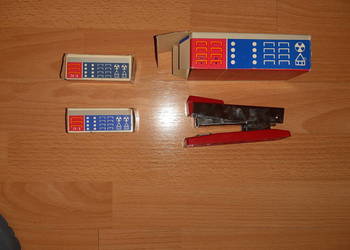 Zszywacz biurowy i zszywki produkcji czechosłowackiej. Zszywacz biurowy i zszywki produkcji czechosłowackiej.