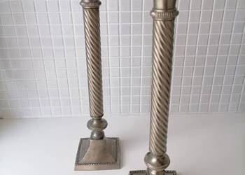 Dwa wysokie świeczniki