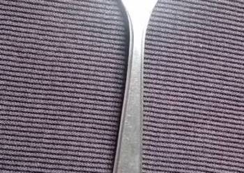 Widelec ze stali nierdzewnej Hefra, z logo GS.