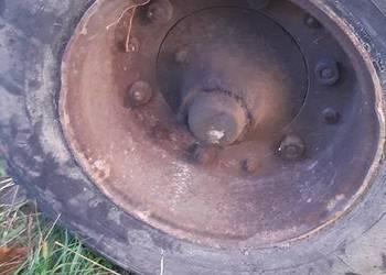 Oś rolnicza z kołami Oś rolnicza z kołami