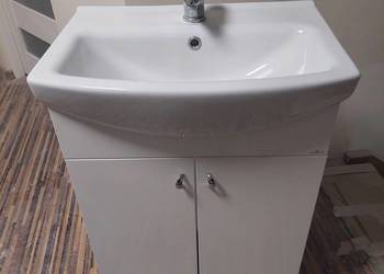 Szafka łazienkowa z umywalką i baterią biała