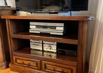 Szafka RTV z wysuwanymi półkami (orzech)