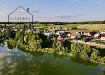 Dom nad wodą z linią brzegową jeziora Klonowskiego