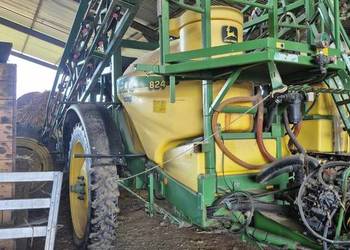Opryskiwacz polowy ciągany John Deere 824