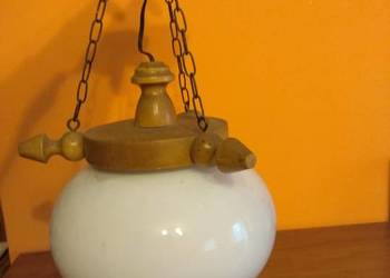 Lampa z elementami drewna