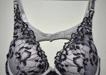 Biustonosze w asortymencie