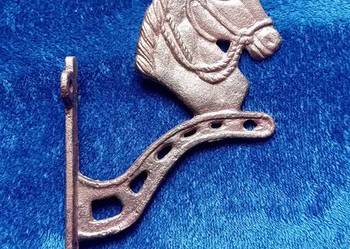 Żeliwny wieszak do dzwonka z ozdobą w formie głowy konia., II połowa XX w.