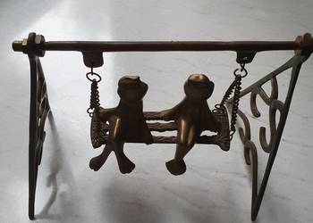 2 FIGURKI siedzące ZAKOCHANE ŻABY NA HUŚTAWCE mosiężne, prezent, Walentynki