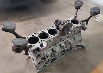 Blok silnika z tłokami oraz turbiną do zbudowania stołu